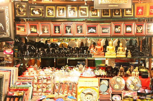 泰國(guó)購(gòu)物店琳瑯滿(mǎn)目的商品